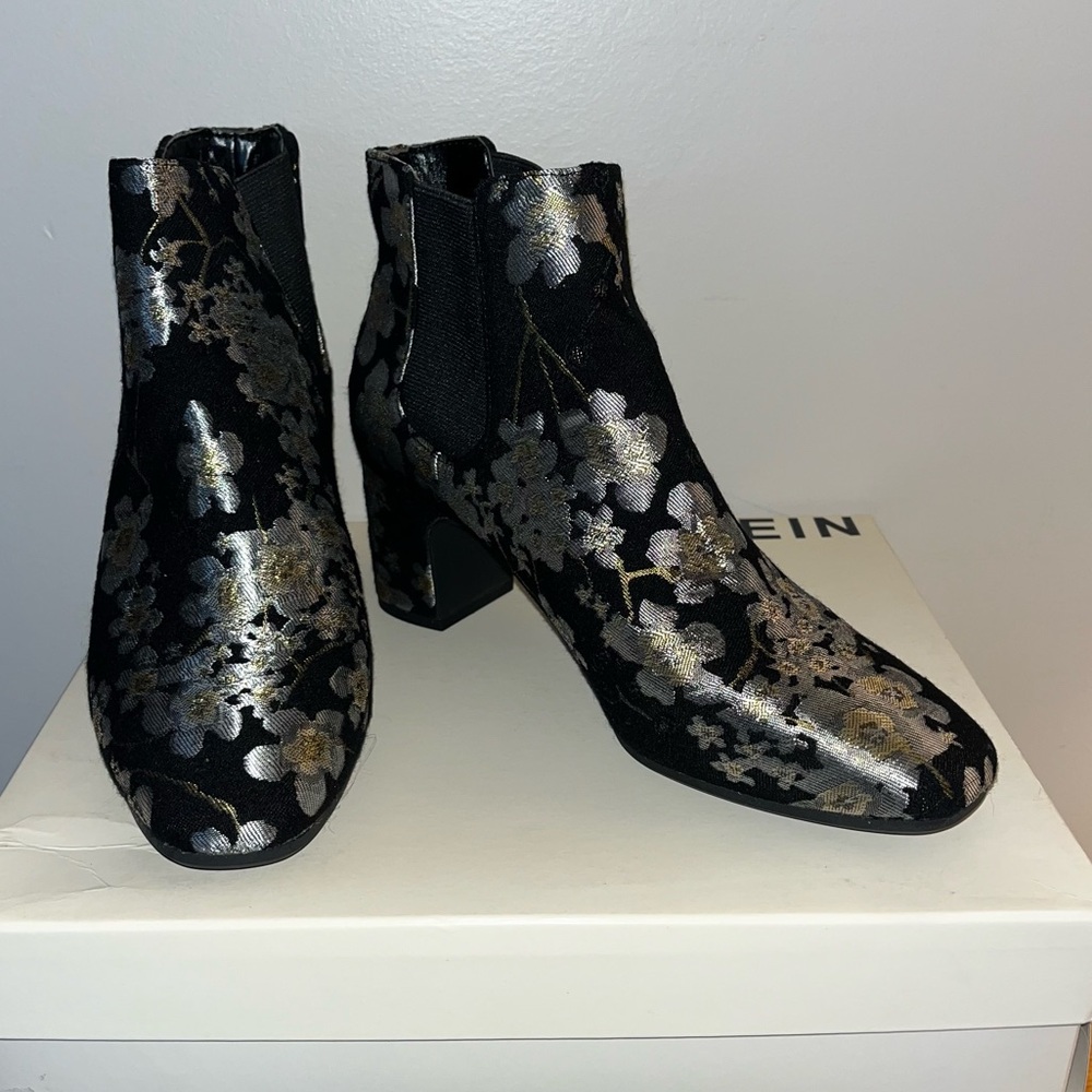 NWT/NIB Anne Klein Akgorgia slip on ankle boots size 7. Silver & gold flowers - Picture 3 of 14